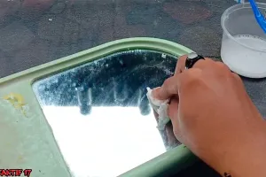 Cara wanita bersihkan jamur di kaca ini praktis cuma tambah 1 bahan dapur, auto bening dalam 5 menit