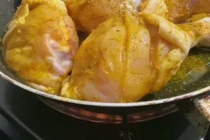 Bukan direbus banyak air, ini trik ungkep ayam agar dagingnya tak menyusut, antialot, dan lebih lembut