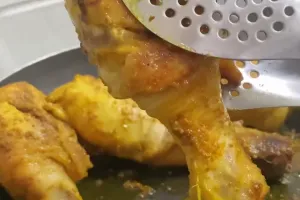 Bukan direbus banyak air, ini trik ungkep ayam agar dagingnya tak menyusut, antialot, dan lebih lembut