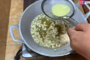 Trik bikin tempe mendoan lebih garing dan tidak menyerap banyak minyak cuma tambah 1 bahan makanan