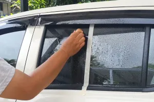 Tak perlu digosok sabun, ini trik bersihkan kaca dan spion mobil buram cukup pakai 1 jenis umbi-umbian
