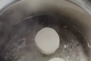 Cara praktis rebus singkong cuma tambah 1 bahan dapur, nggak sampai 30 menit auto empuk sempurna