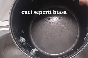 Nggak perlu dipanasi, begini trik cepat hilangkan kerak nasi di panci rice cooker dalam waktu 1 menit