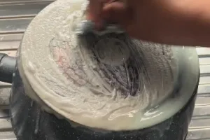 Tanpa disiram cuka, ini trik usir kerak gosong di pantat panci cukup tambah 1 bahan dapur