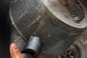 Tanpa disiram cuka, ini trik usir kerak gosong di pantat panci cukup tambah 1 bahan dapur