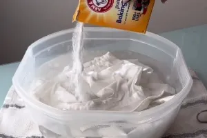 Bukan direndam pemutih, ini trik kembalikan baju putih yang kusam jadi cerah lagi pakai 2 bahan dapur