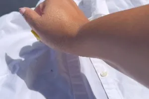 Bukan direndam pemutih, ini trik kembalikan baju putih yang kusam jadi cerah lagi pakai 2 bahan dapur