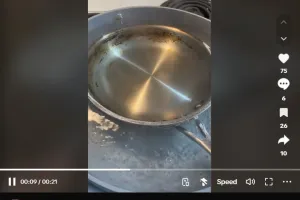 Tanpa direndam larutan sitrun, ini cara usir kerak gosong di teflon cukup pakai 1 bahan dapur