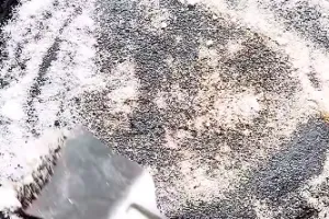 Cara cepat hilangkan kerak gosong di teflon ini pakai 1 bahan dapur, auto bersih dalam waktu 10 menit