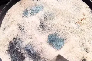 Cara cepat hilangkan kerak gosong di teflon ini pakai 1 bahan dapur, auto bersih dalam waktu 10 menit