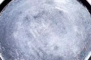 Cara cepat hilangkan kerak gosong di teflon ini pakai 1 bahan dapur, auto bersih dalam waktu 10 menit