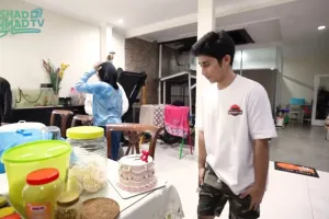 Areanya jadi satu dengan kolam ikan mini, 9 potret dapur Tiara Andini ini penataannya simpel