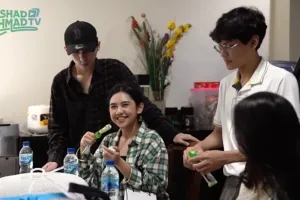 Areanya jadi satu dengan kolam ikan mini, 9 potret dapur Tiara Andini ini penataannya simpel