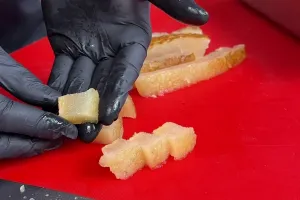 Chef ini tunjukkan trik mengolah kikil agar cepat empuk dan antibau, rahasianya ada di 1 bahan