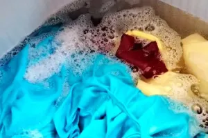 Tanpa direndam sitrun, ini trik hilangkan noda bintik hitam di pakaian cukup tambah 1 bahan dapur