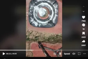 Tak direndam air panas, cara bapak-bapak usir noda kerak tungku kompor ini cuma tambah 1 bahan dapur