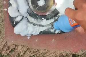 Tak direndam air panas, cara bapak-bapak usir noda kerak tungku kompor ini cuma tambah 1 bahan dapur