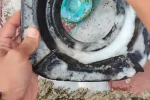 Tak direndam air panas, cara bapak-bapak usir noda kerak tungku kompor ini cuma tambah 1 bahan dapur