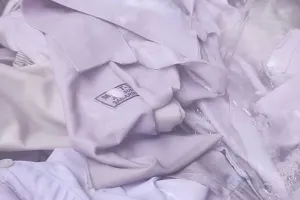 Tanpa direndam pemutih, ini cara hilangkan noda hitam di kerah seragam putih pakai 2 bahan dapur
