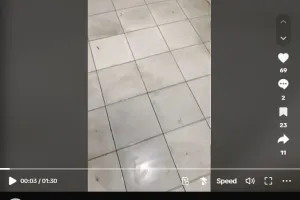 Tanpa digosok karbol, ini trik bersihkan lantai keramik kusam dan berkerak cukup tambah 1 bahan dapur