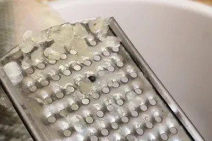 Tak perlu pisau, trik bersihkan sisik ikan ini lebih cepat dan aman tanpa khawatir tangan lecet