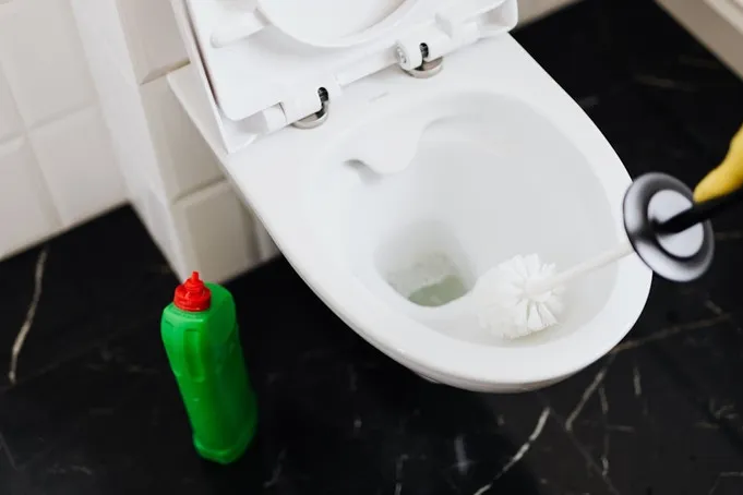 Tak perlu meletakkan pewangi khusus, ini cara agar kloset tidak bau cukup tuangkan 1 jenis minuman