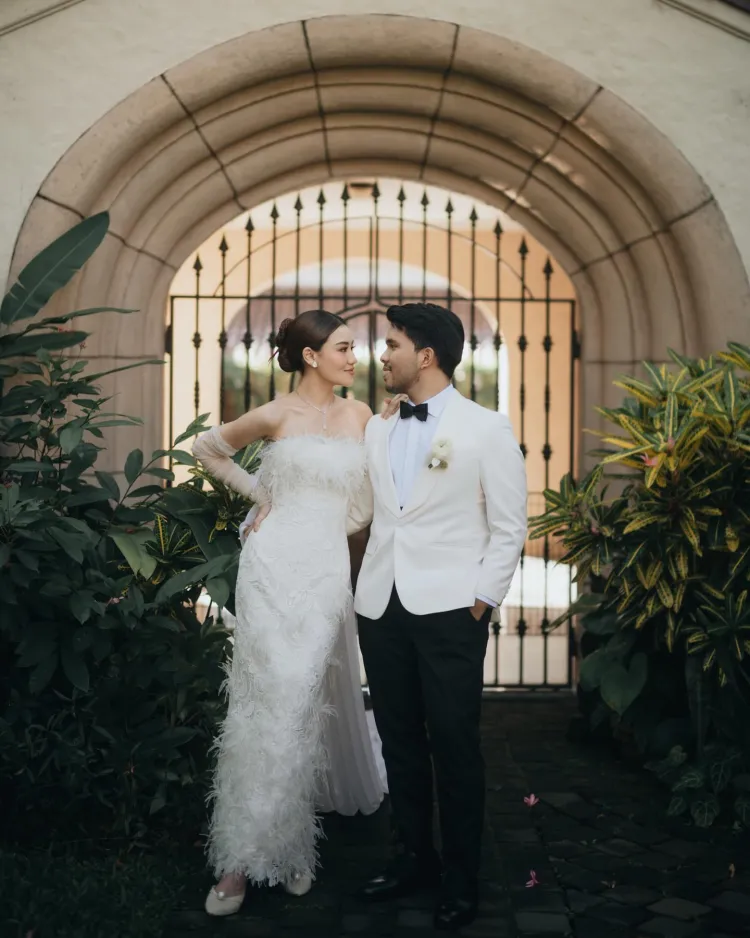 9 Pemotretan Aaliyah Massaid-Thariq Halilintar bertema retro glam, vibesnya bak pengantin Hollywood