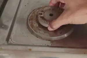 Bukan pakai sabun, ini trik bersihkan noda minyak membandel di kompor cuma dengan 1 jenis buah