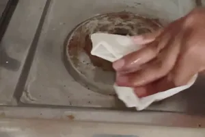 Bukan pakai sabun, ini trik bersihkan noda minyak membandel di kompor cuma dengan 1 jenis buah