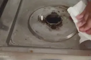 Bukan pakai sabun, ini trik bersihkan noda minyak membandel di kompor cuma dengan 1 jenis buah