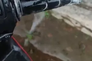 Tanpa digosok sabun, ini trik usir kerak di stang motor jadi bersih lagi ditambah 1 bumbu dapur