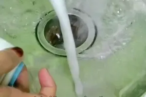 Tanpa sikat atau spons, ini cara hilangkan kerak dan ampas kopi di termos cuma pakai 1 bahan makanan