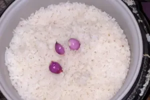 Trik mengatasi nasi terlalu basah dan tidak pulen usai ditanak, ampuh pakai 1 bahan dapur ini