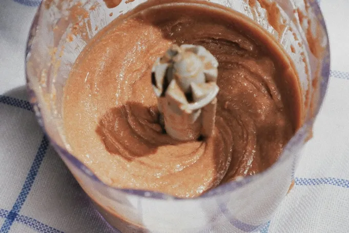 Emak-emak ini niat bikin selai kacang untuk MPASI, hasilnya kacau malah anak tak mau makan