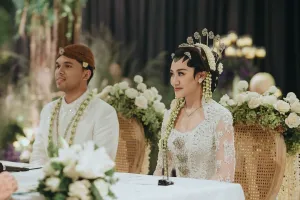 Anggun dengan paes adat Jawa, ini 7 potret detail makeup akad nikah Aaliyah Massaid
