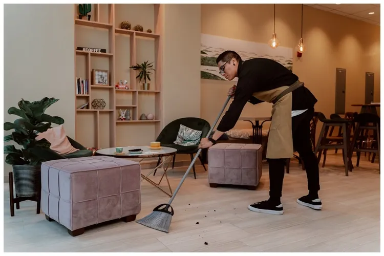 Tanpa vacuum cleaner atau pengki, trik angkat debu cuma pakai 1 alat dapur ini bikin lantai kinclong