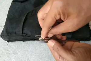 Tak perlu diganti baru, ini trik praktis memasang resleting lepas andalkan 1 alat dapur