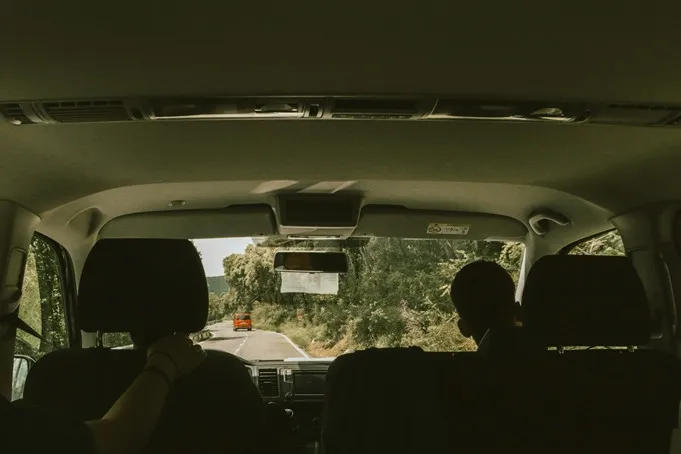 Bersih dalam sekali usap, ini cara hilangkan noda bintik hitam di plafon mobil pakai 2 bahan dapur