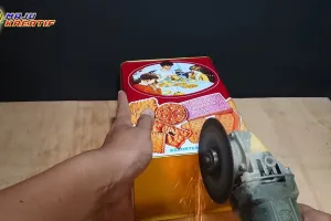 Bukan dijadikan celengan, pria ini punya trik sulap kaleng biskuit bekas jadi alat masak