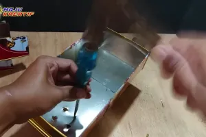 Bukan dijadikan celengan, pria ini punya trik sulap kaleng biskuit bekas jadi alat masak
