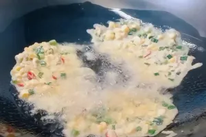 Bukan ditambah tepung beras, ini trik goreng bakwan jagung supaya renyahnya awet pakai 1 bahan dapur