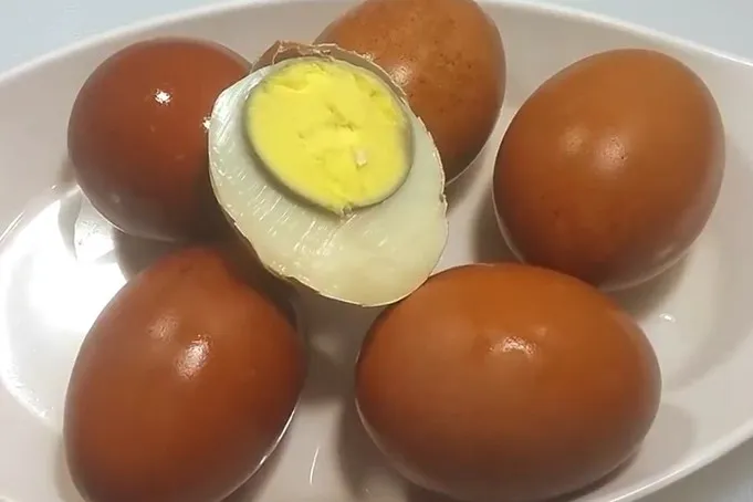 Hemat gas cuma 30 menit, ini trik bikin telur asin agar semakin gurih dan tak pucat