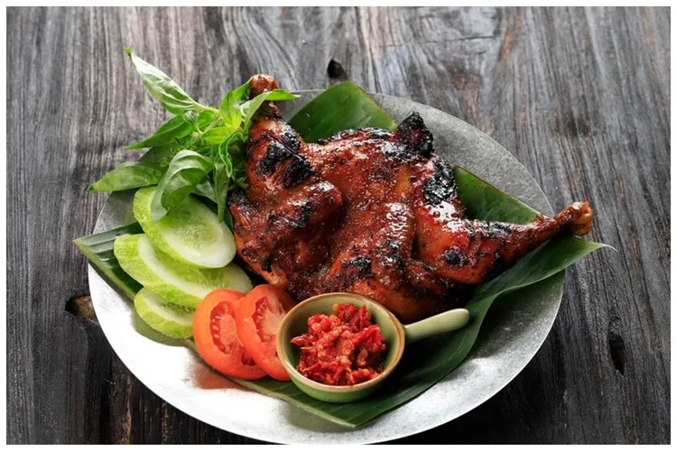 Tanpa alat panggang khusus, ini trik bikin ayam bakar praktis dan antigagal cuma pakai 1 adonan bumbu