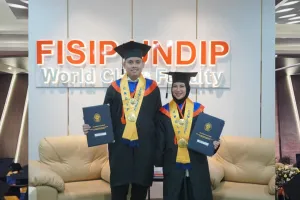 Pantas disebut suami istri inspiratif, ini 9 momen Chacha Frederica wisuda S2 bareng Dico Ganinduto