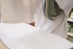 Pakai 1 alat dapur, emak-emak ini punya trik setrika baju agar cepat licin dan hemat tenaga