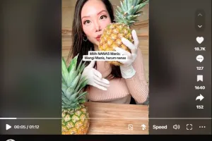 Bukan melihat warna kulitnya, ini trik mendeteksi nanas yang sudah matang cuma 1 langkah