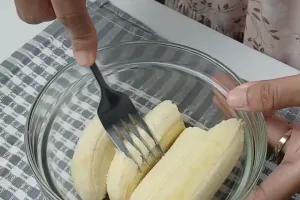 Jangan asal mencampur adonan, ini trik agar bolu pisang makin berserat dan warnanya kecokelatan