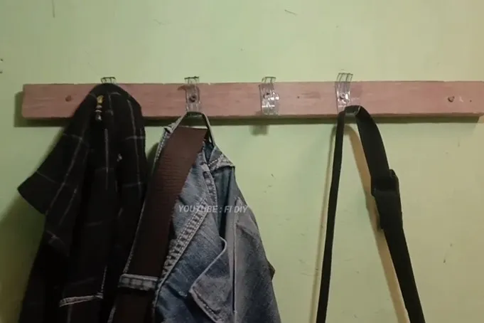 Nggak perlu beli, intip trik pria bikin gantungan baju kokoh dan kece modal 1 sampah dapur