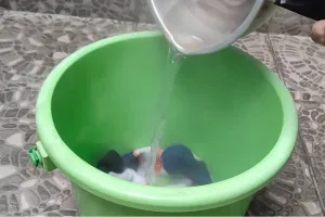 Tak disikat, trik emak-emak cuci kaus kaki buluk jadi bersih seperti baru ini ditambah 1 bahan dapur