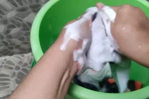 Tak disikat, trik emak-emak cuci kaus kaki buluk jadi bersih seperti baru ini ditambah 1 bahan dapur
